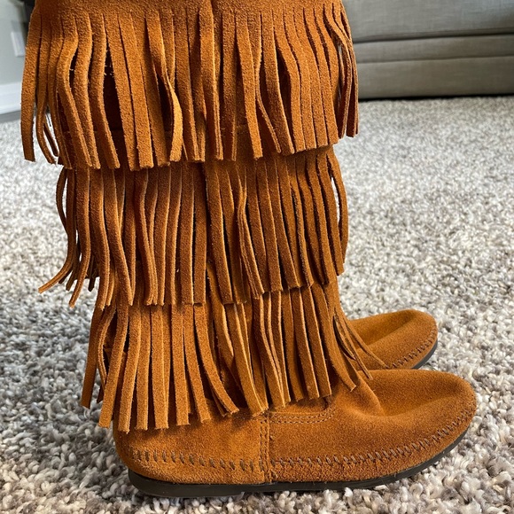 Almost NEW Minnetonka Women's 3-Layer Fringe Boot  size 7 - Picture 1 of 14